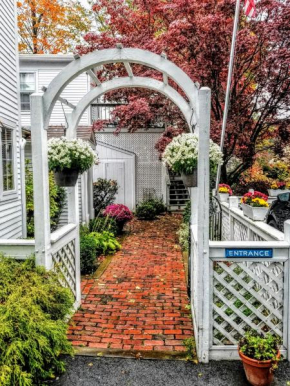 Отель Clark Currier Inn  Ньюберипорт